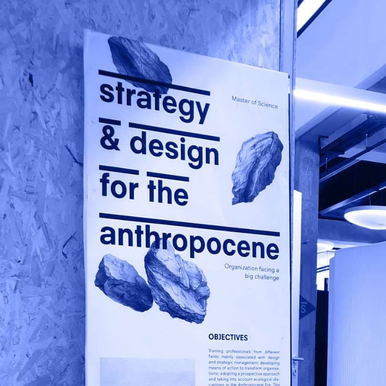 Un kakémono blanc où les mots "Strategy & design for the anthropocene" sont écris en noir.